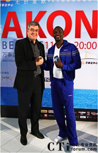 RIM公司中國(guó)區(qū)總裁謝國(guó)睿先生向美國(guó)嘻哈天王阿肯贈(zèng)送黑莓智能手機(jī)